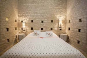 Manoir de la Blonnerie - Chambre d'hôtes insolite - Lit double pour deux personnes - Le Pigeonnier