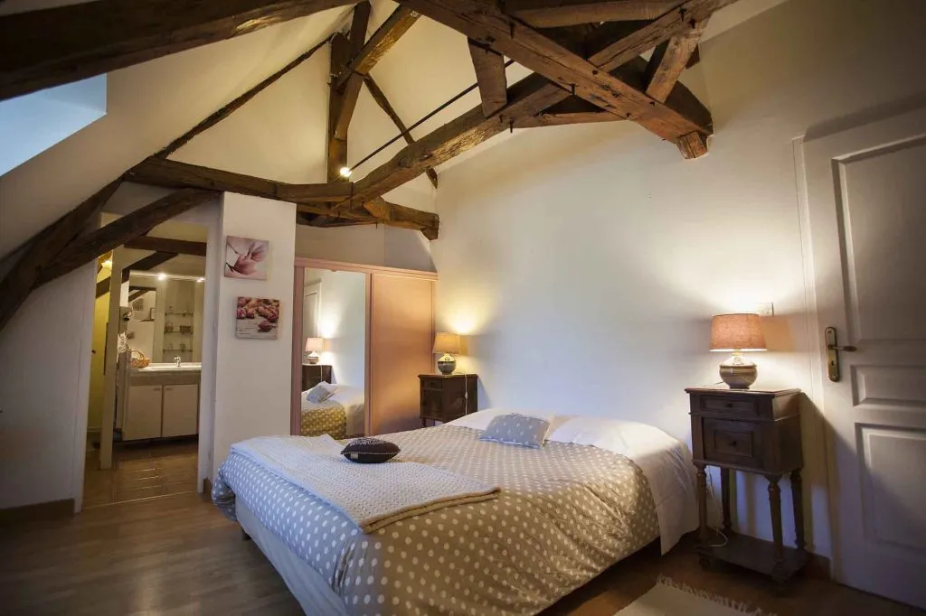 Lit double de la chambre d'hôte conférence au Manoir de la Blonnerie